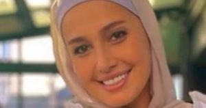 حلا شيحة تنشر صورة بالحجاب بعد ساعات من نفي والدها