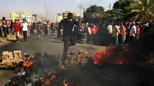 وكالة الأنباء الألمانية: محتجون يقتحمون الحواجز العسكرية بمحيط مبنى القيادة العامة بالخرطوم